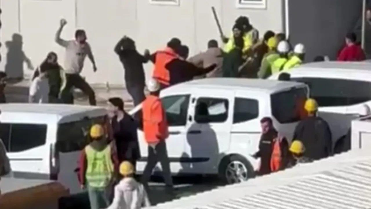 İnşaat işçileri birbirine girdi! Taş ve sopalar havada uçuştu
