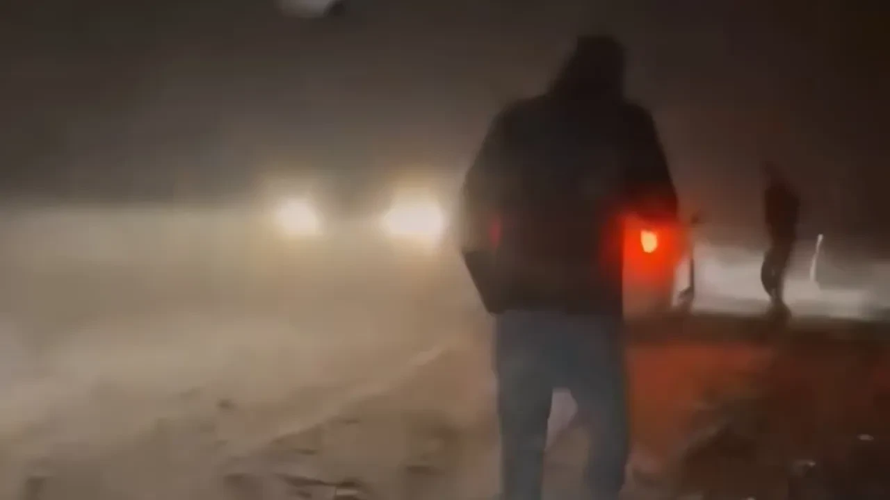 Yoğun kar ve tipi hayatı felç etti! Vatandaşlar kara yolunda mahsur kaldı