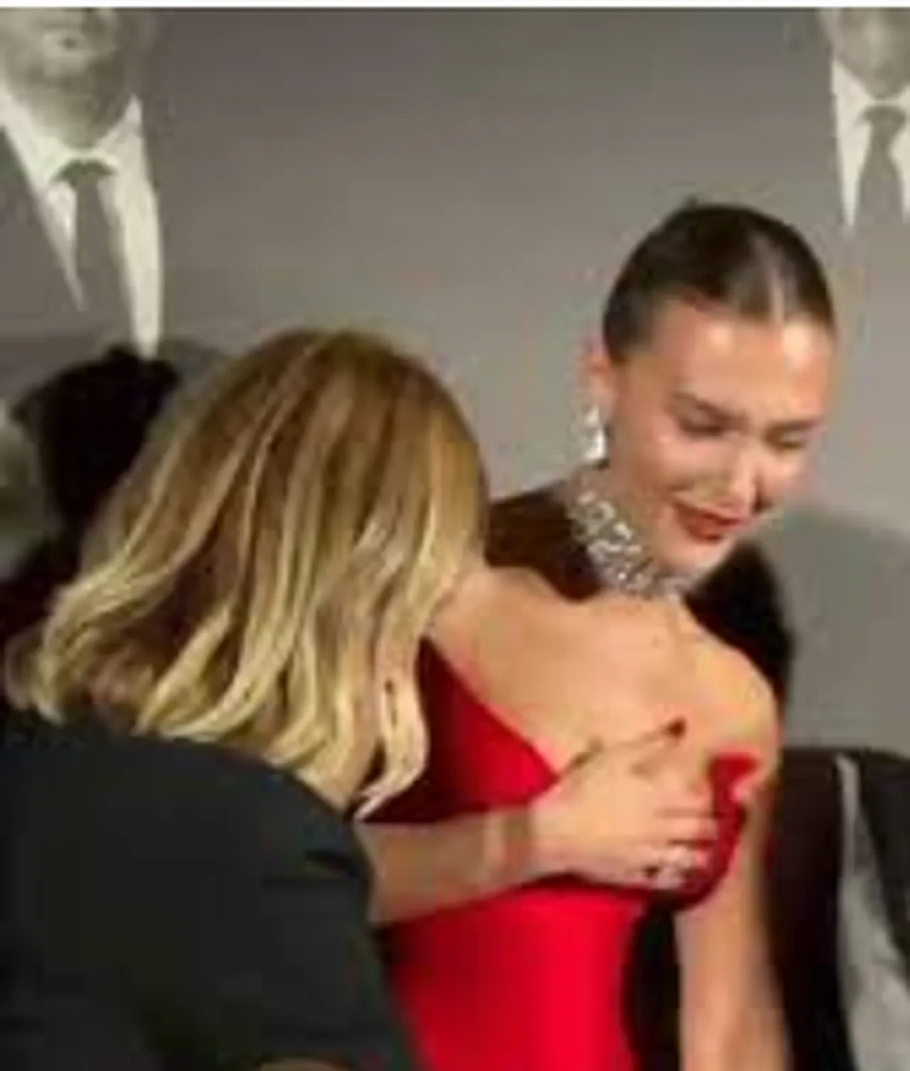 Hazal Kaya ve Melisa Döngel'den yer kapma savaşı! O anlar kameraya yansıdı