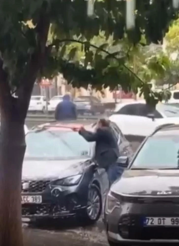 Batman'da uyanık sürücü yağmur altında aracını yıkadı