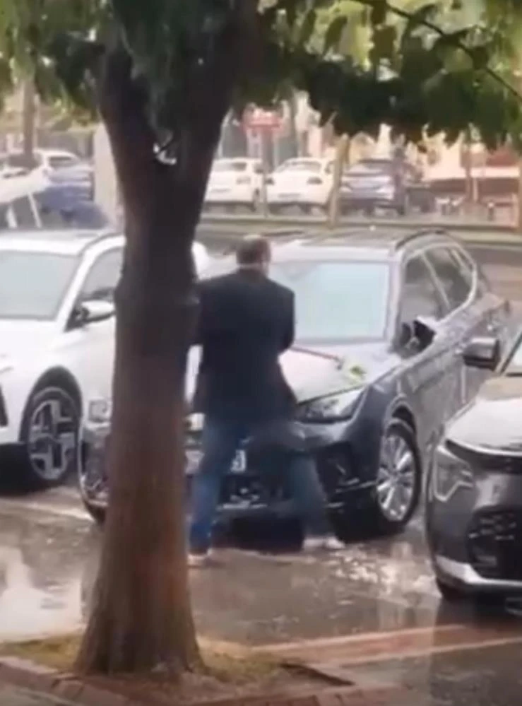 Batman'da uyanık sürücü yağmur altında aracını yıkadı