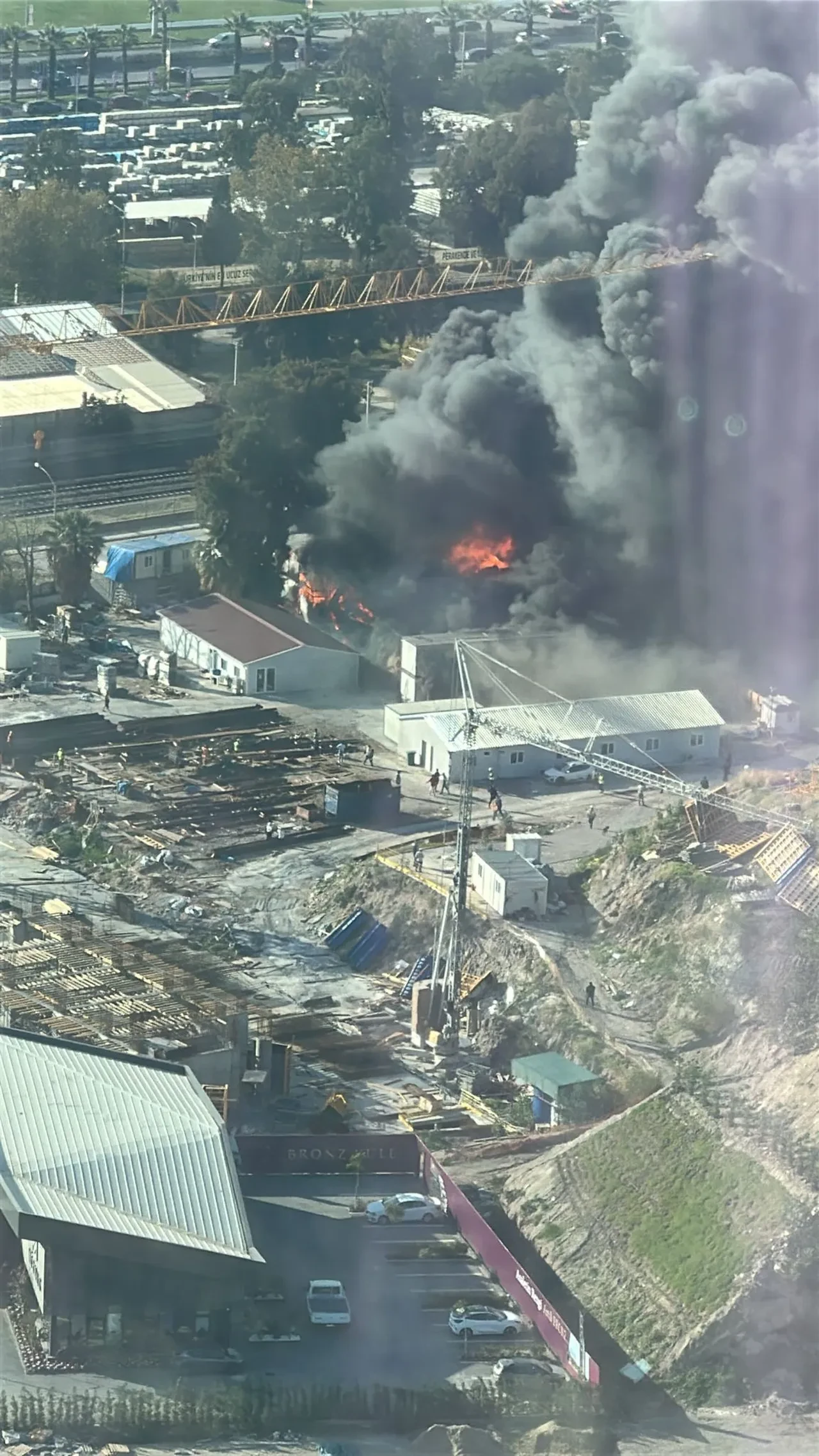 İzmir Bayraklı yangın mı çıktı son dakika? 17 Kasım dumanların yükseldiği görüldü
