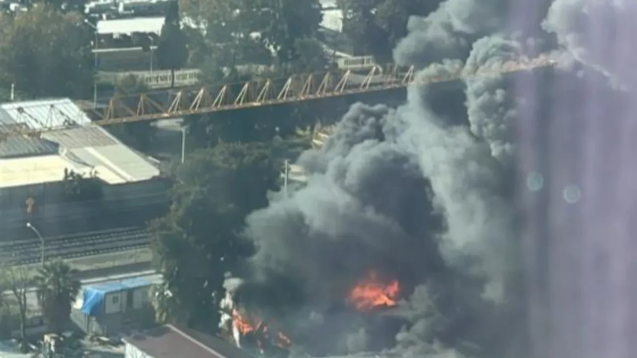 İzmir'de yangın paniği! Gökyüzünü kara dumanlar kapladı