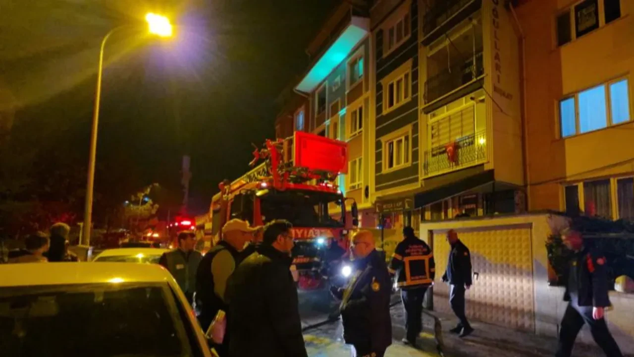 Kütahya'da 5 katlı binada yangın paniği! Mahalle ayağa kalktı