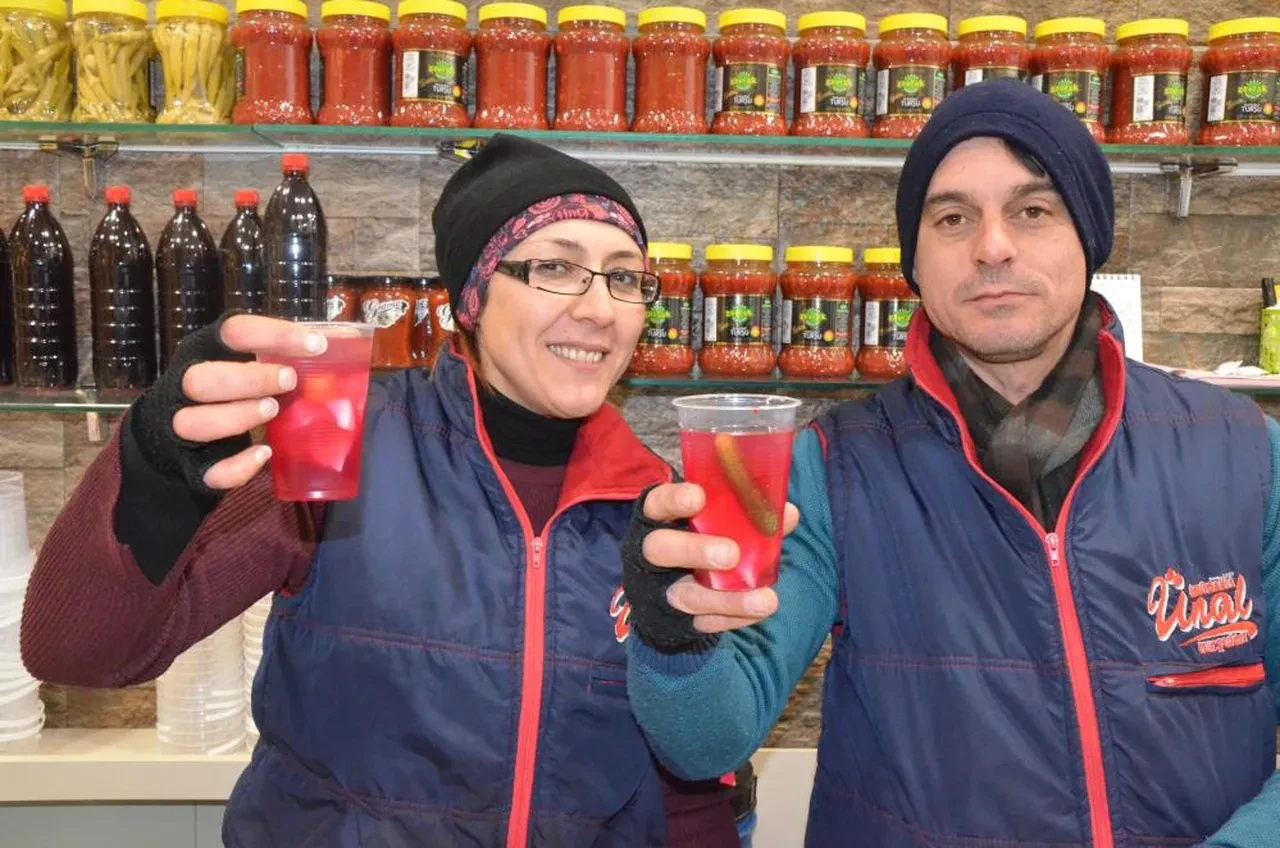 Neşeli Günler filmi gerçek oldu! Eşinin turşu dükkanına rakip oldu sokağın karşısında kendi dükkanını açtı