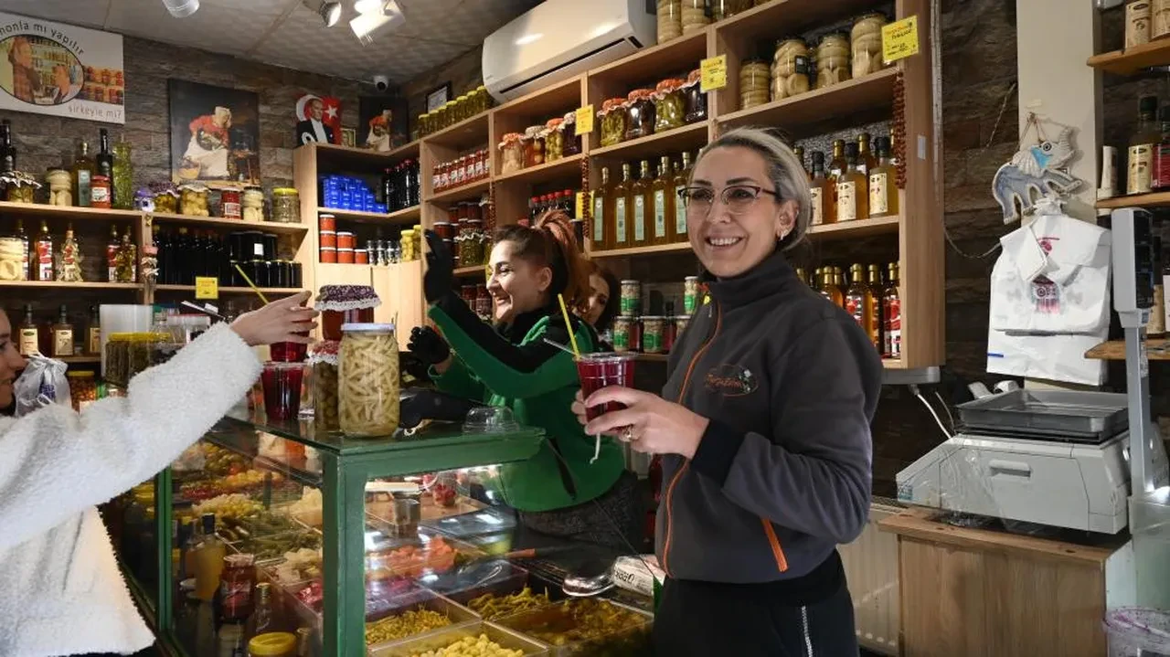 Neşeli Günler filmi gerçek oldu! Eşinin turşu dükkanına rakip oldu sokağın karşısında kendi dükkanını açtı