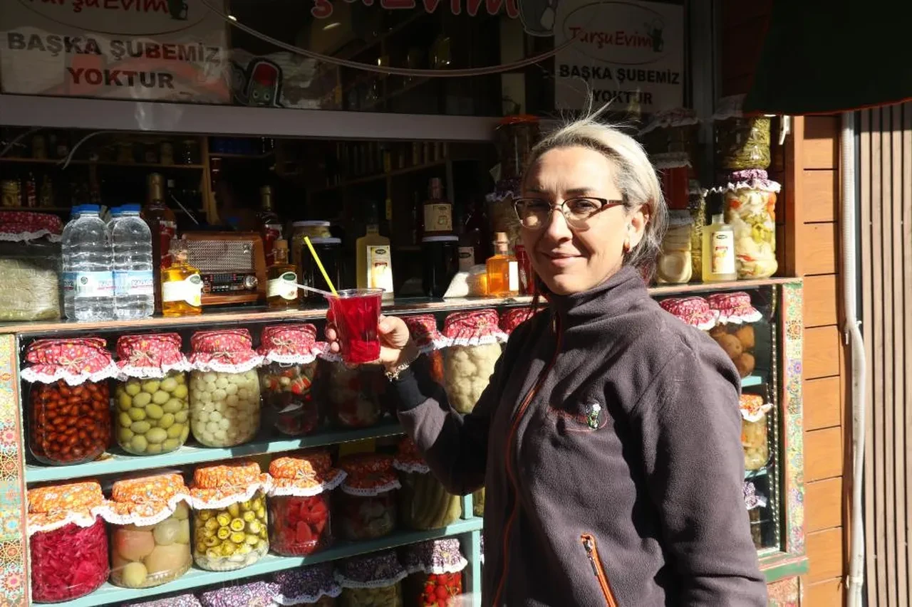 Neşeli Günler filmi gerçek oldu! Eşinin turşu dükkanına rakip oldu sokağın karşısında kendi dükkanını açtı