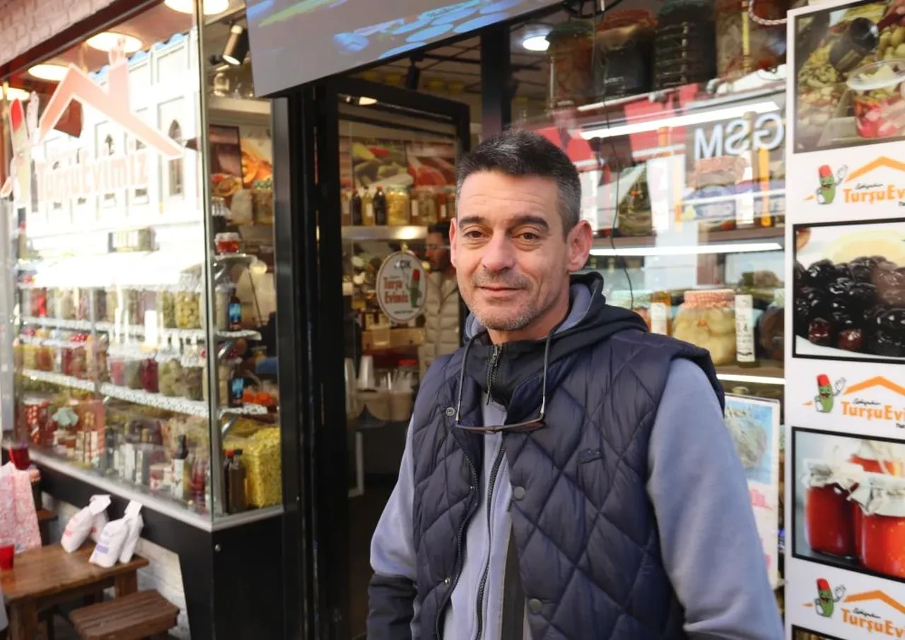 Neşeli Günler filmi gerçek oldu! Eşinin turşu dükkanına rakip oldu sokağın karşısında kendi dükkanını açtı