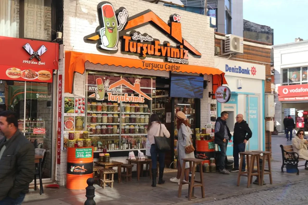 Neşeli Günler filmi gerçek oldu! Eşinin turşu dükkanına rakip oldu sokağın karşısında kendi dükkanını açtı