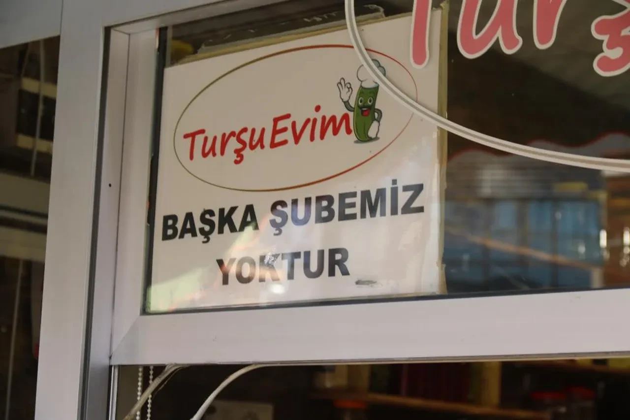 Neşeli Günler filmi gerçek oldu! Eşinin turşu dükkanına rakip oldu sokağın karşısında kendi dükkanını açtı