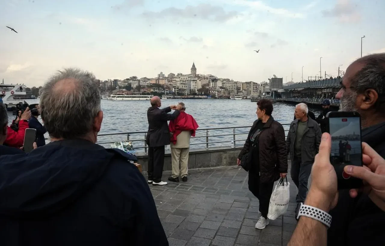 Neşeli Günler 'Ziya' karakteri gerçek oldu! Galata Kulesi manzarasında vatandaşları bedava tıraş ediyor!