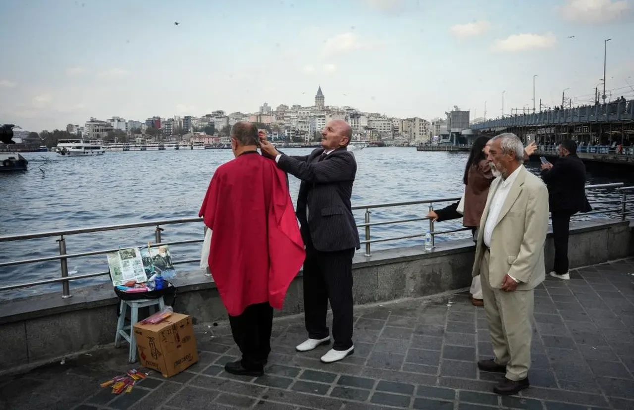 Neşeli Günler 'Ziya' karakteri gerçek oldu! Galata Kulesi manzarasında vatandaşları bedava tıraş ediyor!
