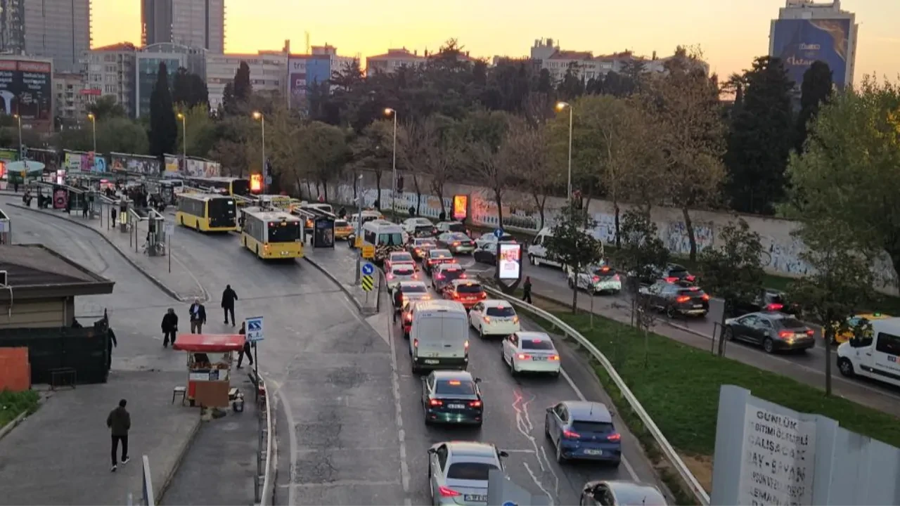Okullar açıldı, İstanbul'da trafik kilitlendi
