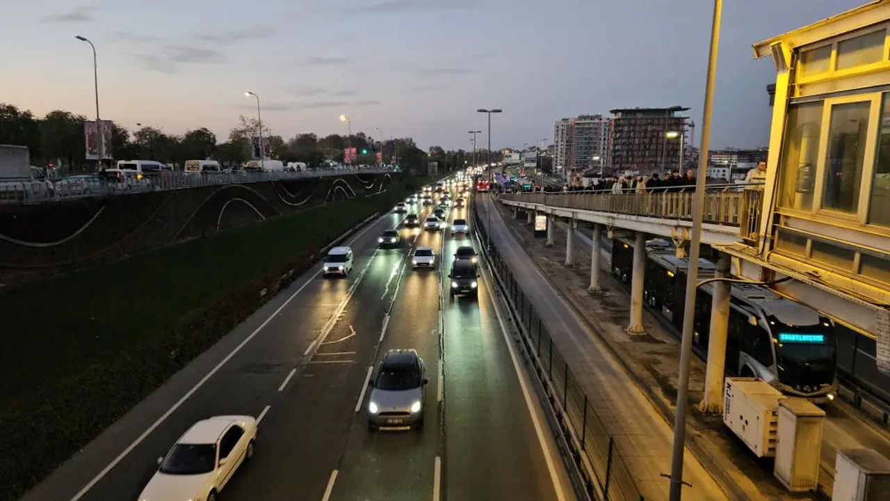 Okullar açıldı, İstanbul'da trafik kilitlendi