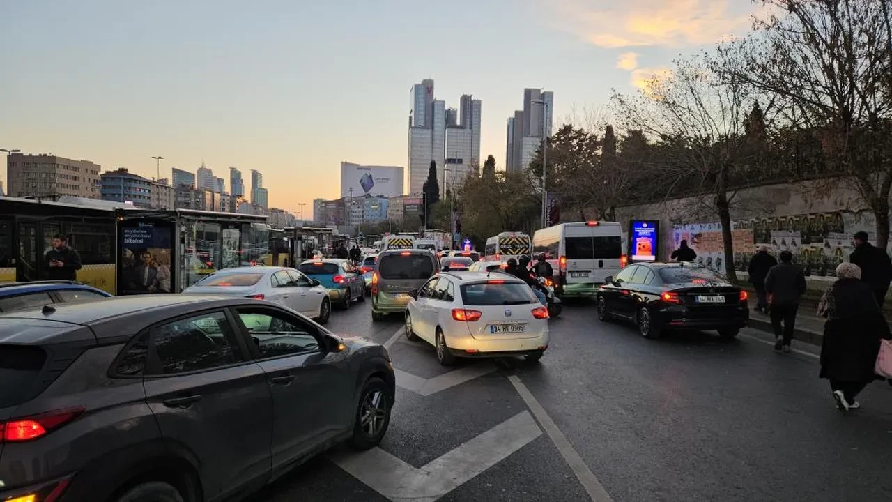 Okullar açıldı, İstanbul'da trafik kilitlendi