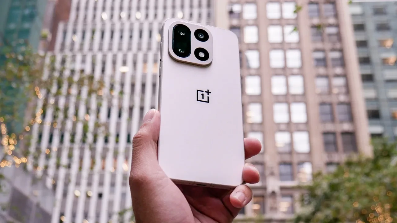 OnePlus 15'in pil performansı dudak uçuklattı: 24 saati aşan ilk telefon