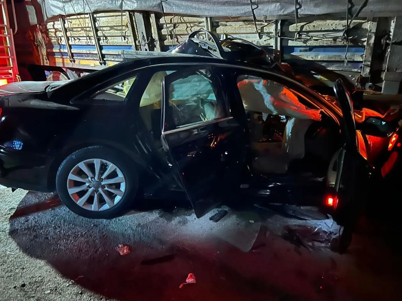 Afyonkarahisar'da otomobil tırla çarpıştı: Ölü ve yaralılar var!