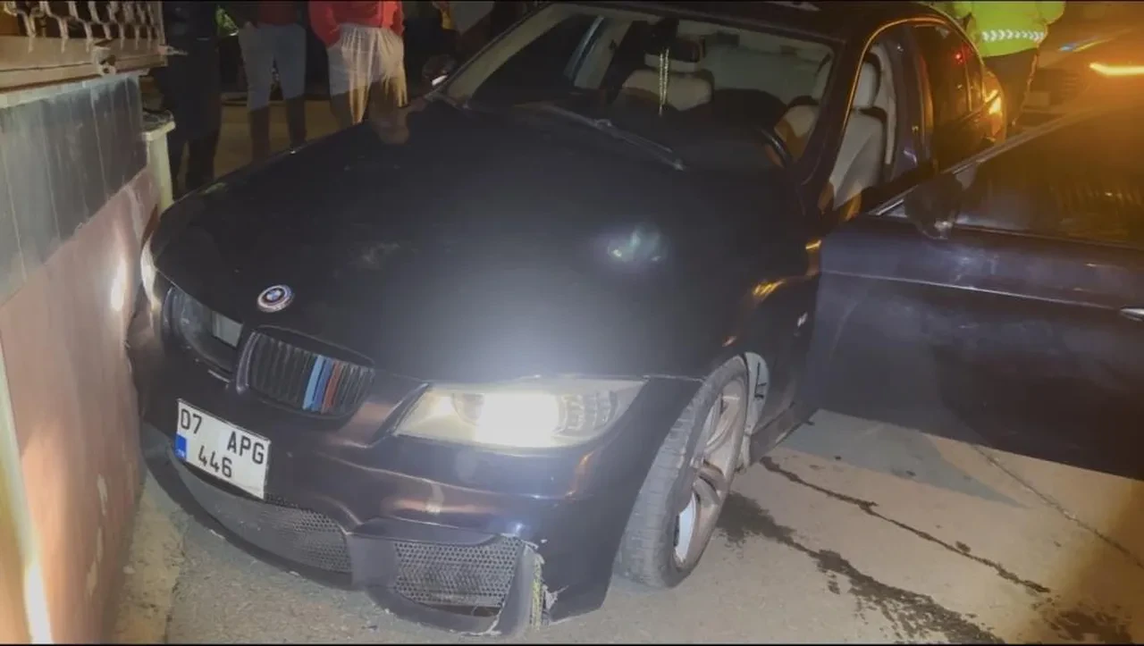 Polisten kaçışın sonu kötü bitti! Önce 3 araca vurdu sonra duvara tosladı