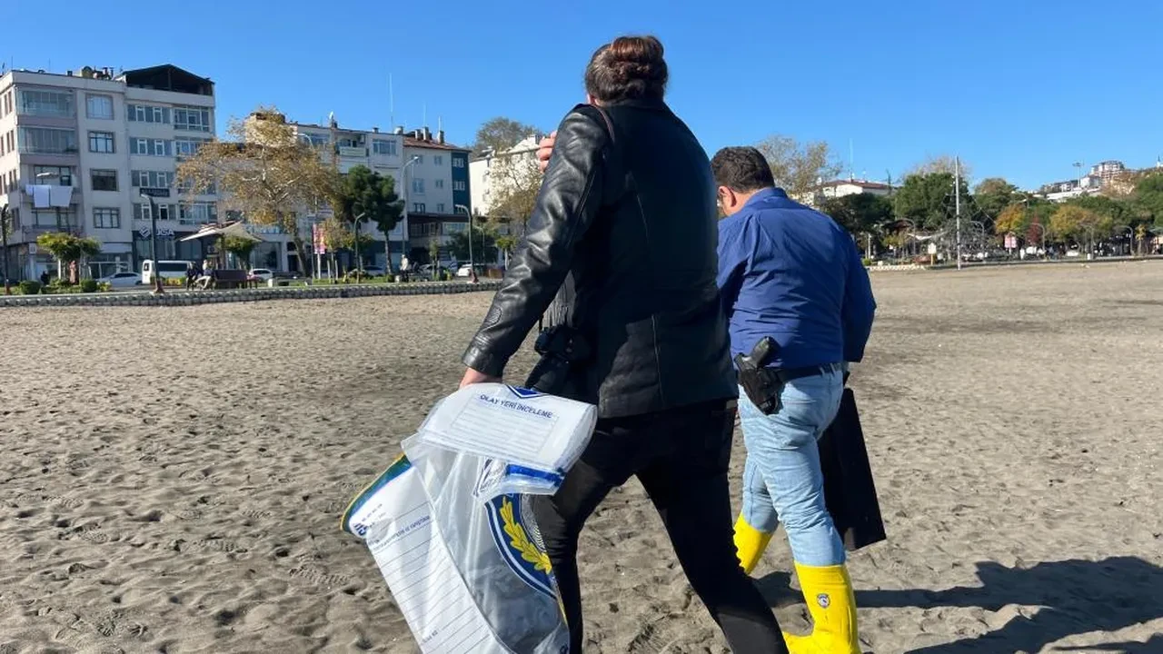 Sahilde gezen vatandaşlar dehşete düştü! Denizde cansız kadın bedeni buldular