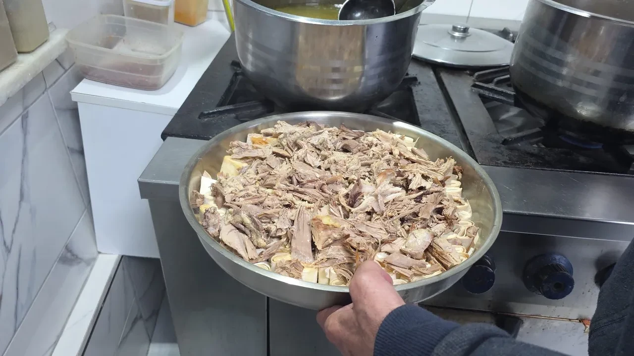 Soğuk havaların vazgeçilmez yemeği! Kütahya'da 'Kaz eti tiridi' sezonu açıldı