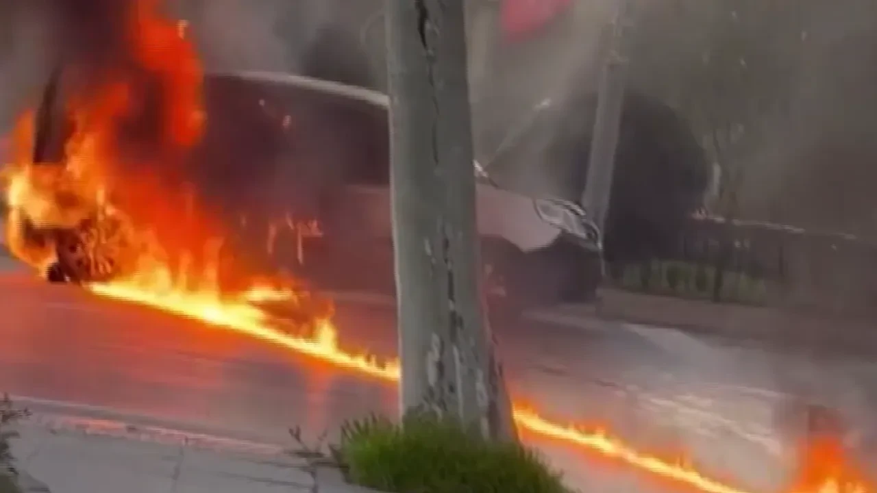 Sultangazi’de seyir halindeki araç alev alev yandı!