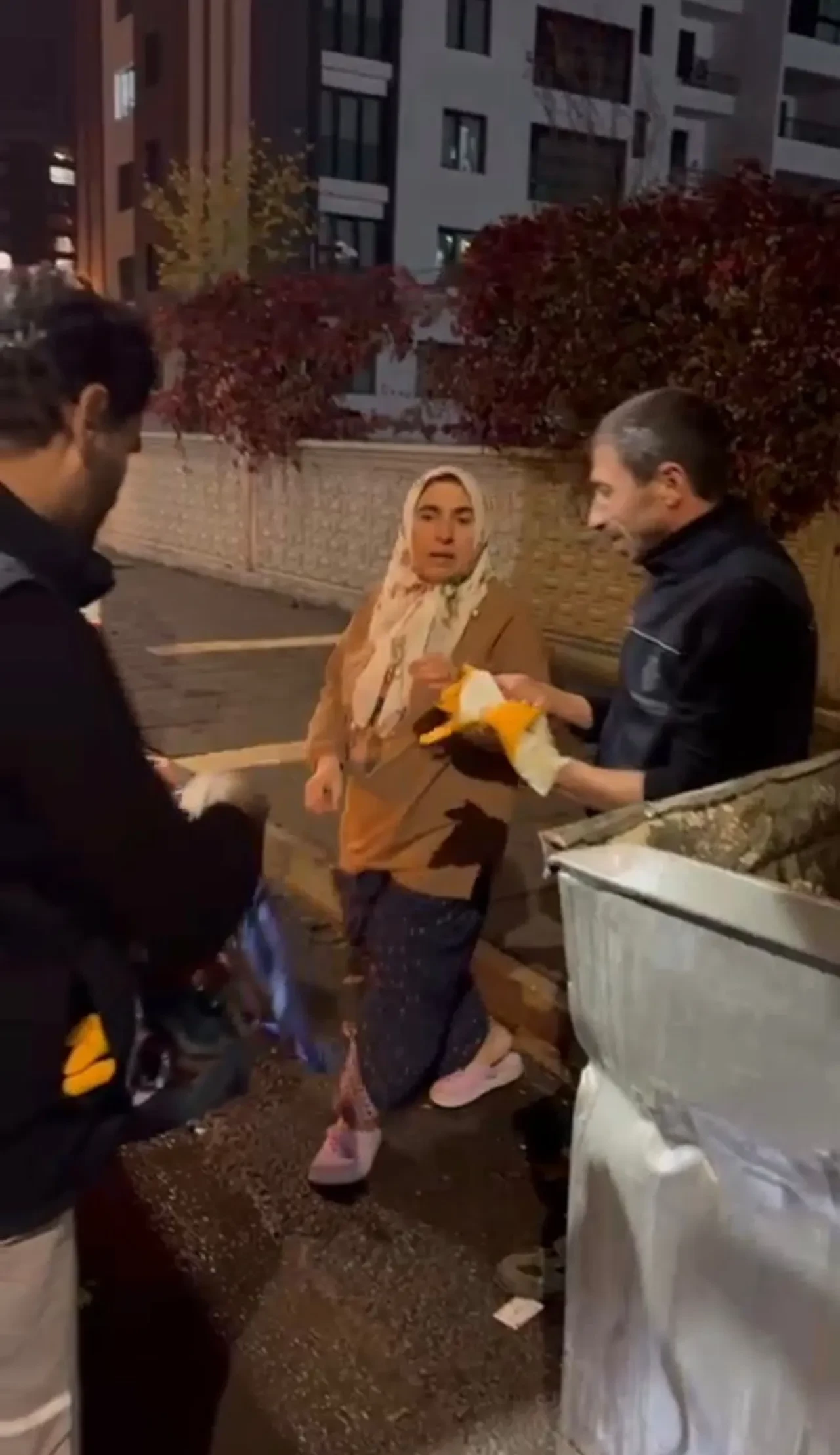 Para ve altın dolu poşeti yanlışlıkla çöpe attılar!