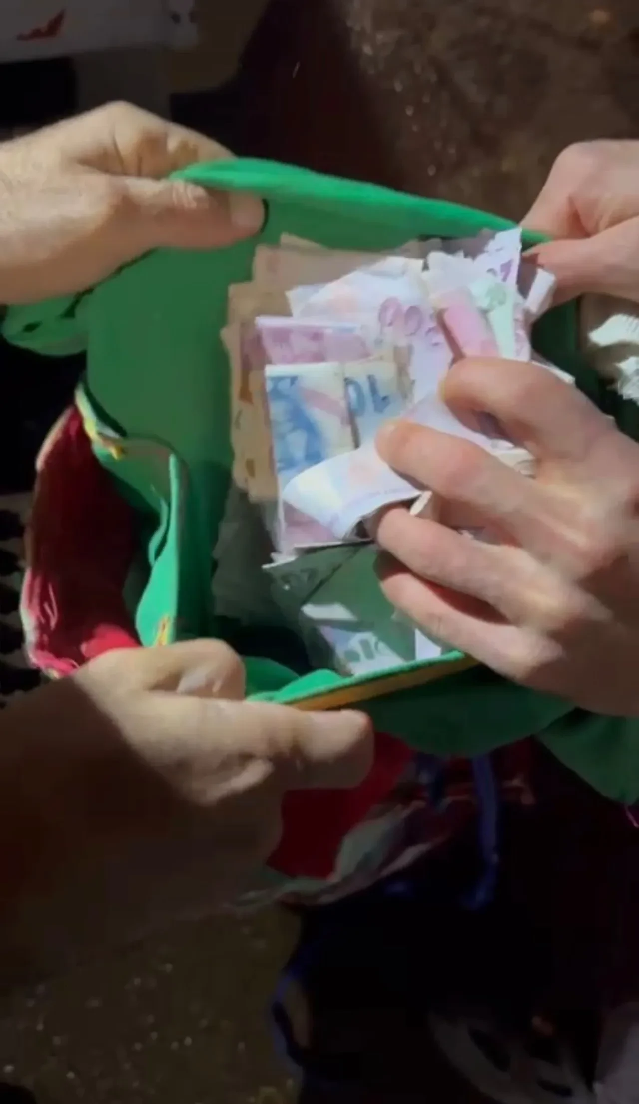 Para ve altın dolu poşeti yanlışlıkla çöpe attılar!