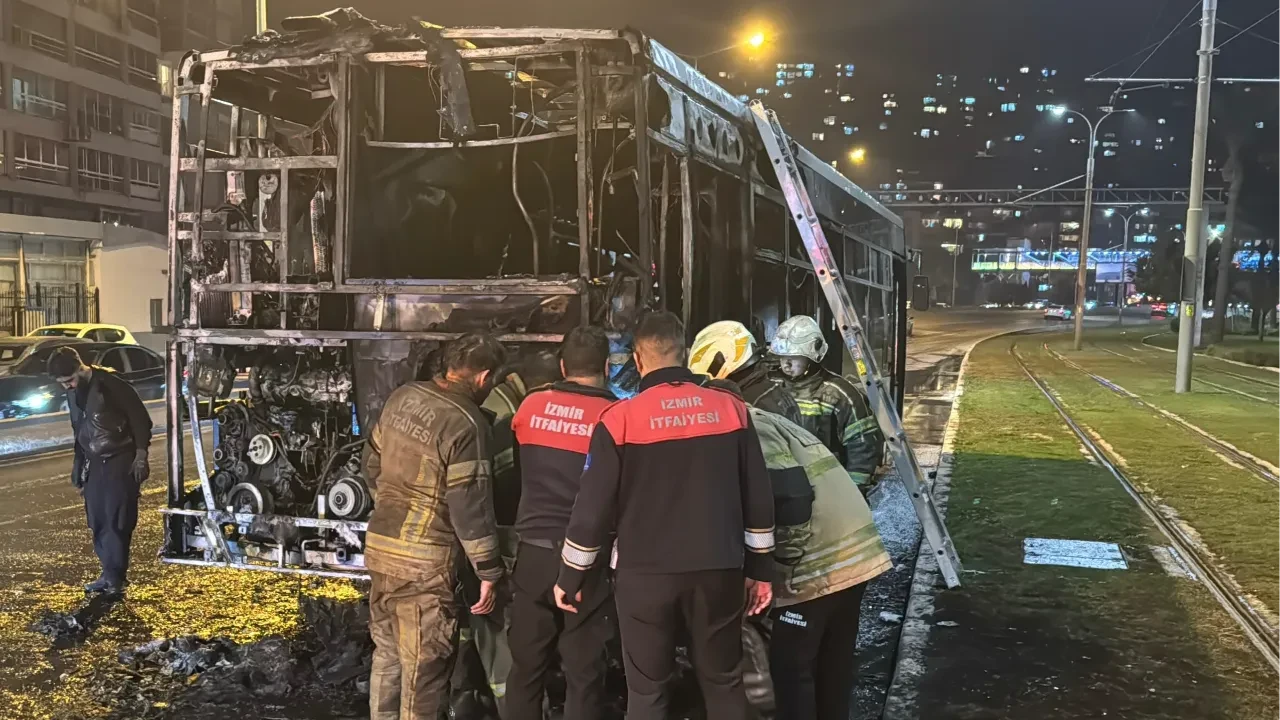 Yolcu dolu belediye otobüsü küle döndü