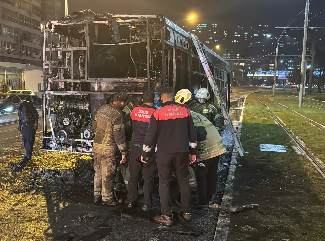 Yolcu dolu belediye otobüsü küle döndü