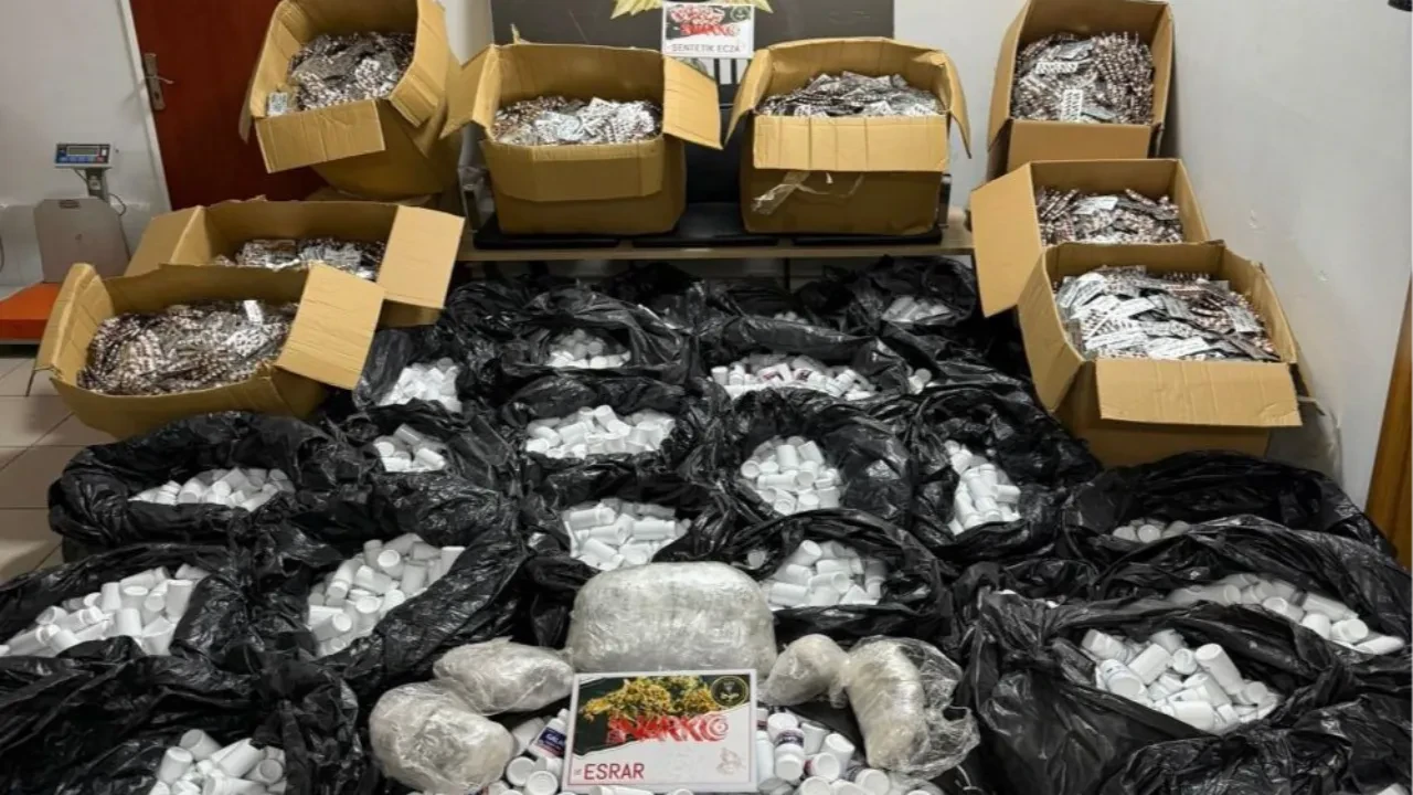 Zehir deposuna baskın! Ekipler nereye elini atsa uyuşturucu çıktı: Yarım milyondan fazla hap ele geçirildi