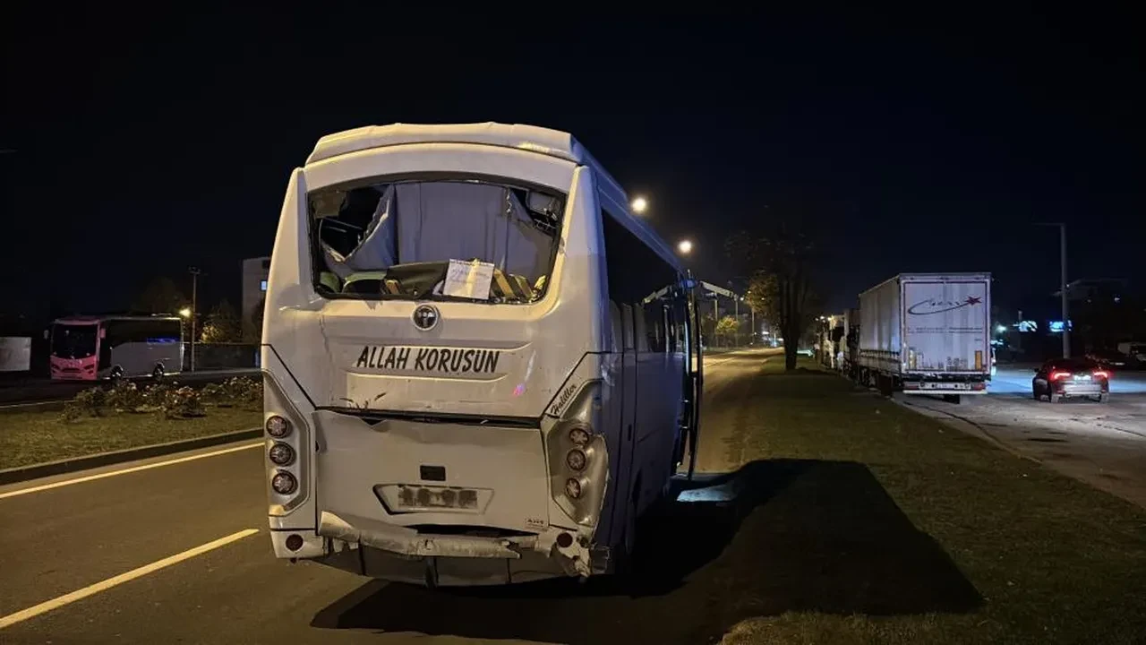 3 servis midibüsü çarpıştı: Çok sayıda yaralı var