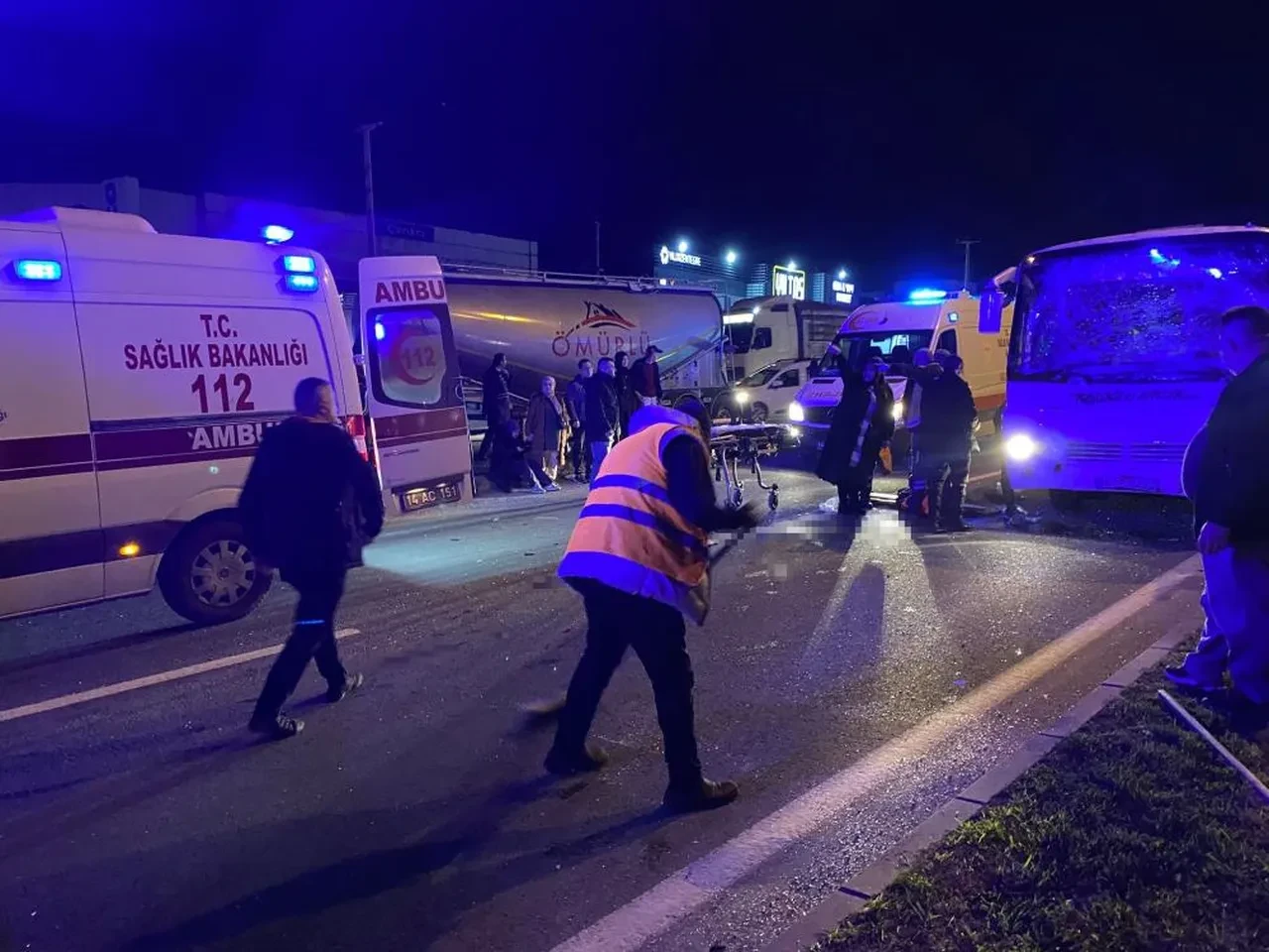 3 servis midibüsü çarpıştı: Çok sayıda yaralı var