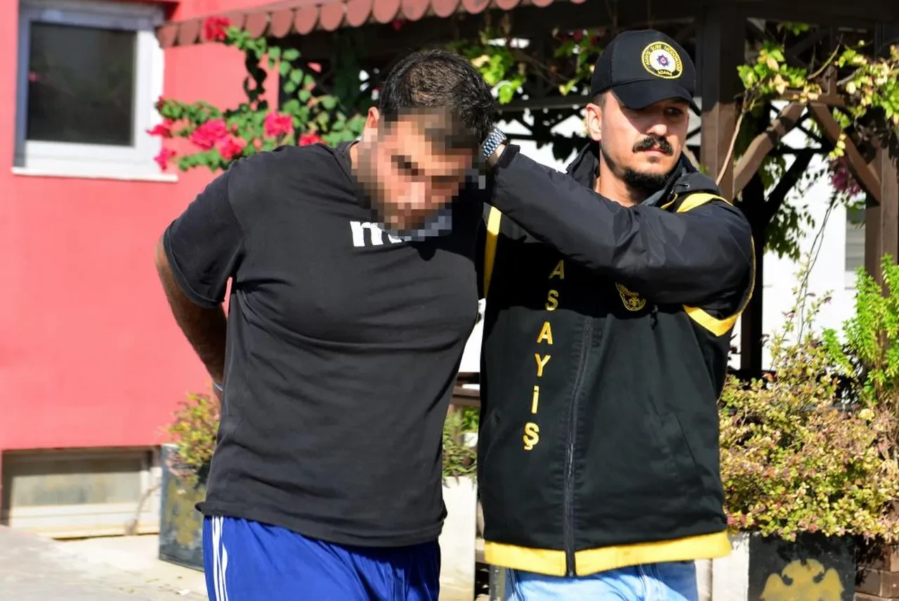 Adana'da yasak aşk cinayeti! Kız kardeşinin yasak ilişki yaşadığı adamı iç çamaşırıyla kaçarken sokak ortasında öldürdü