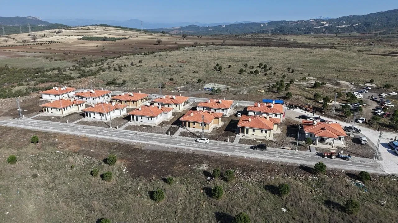 Anahtar teslimi yapıldı: Depremzedeler 12 yeni yuva ile artık güvende