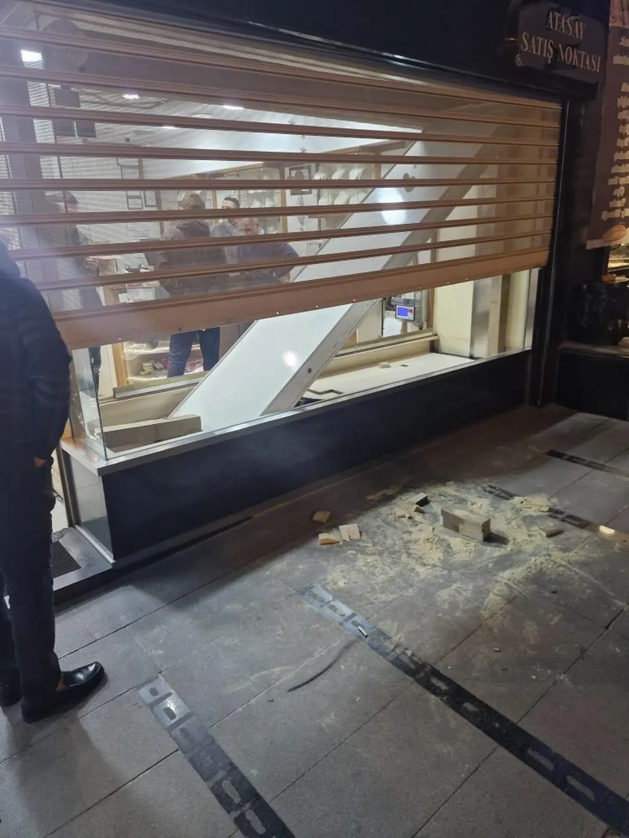 Ankara'da bakım için gittiği kuyumcuda üzerine vitrin kasası düşen kişi öldü