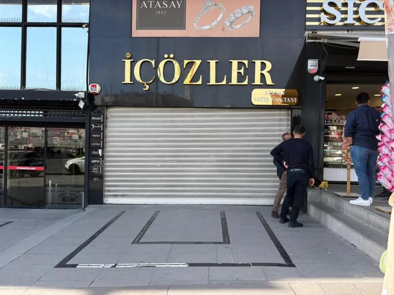 Ankara'da bakım için gittiği kuyumcuda üzerine vitrin kasası düşen kişi öldü