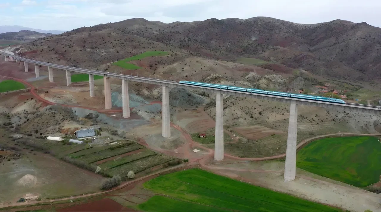 Bakan Uraloğlu açıkladı: Tren biletlerinde öğretmenlere yüzde 50 indirim!