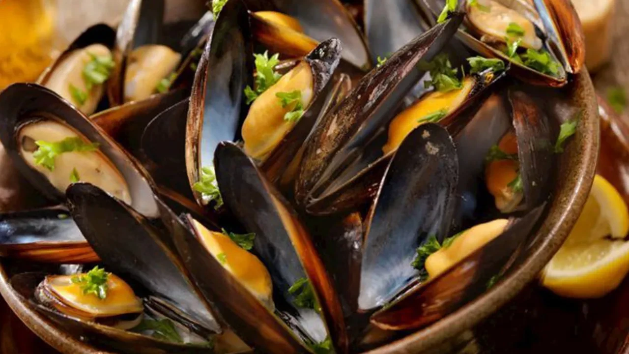 Bir midye zehirlenmesi vakası daha! Gençler hastaneye kaldırıldı