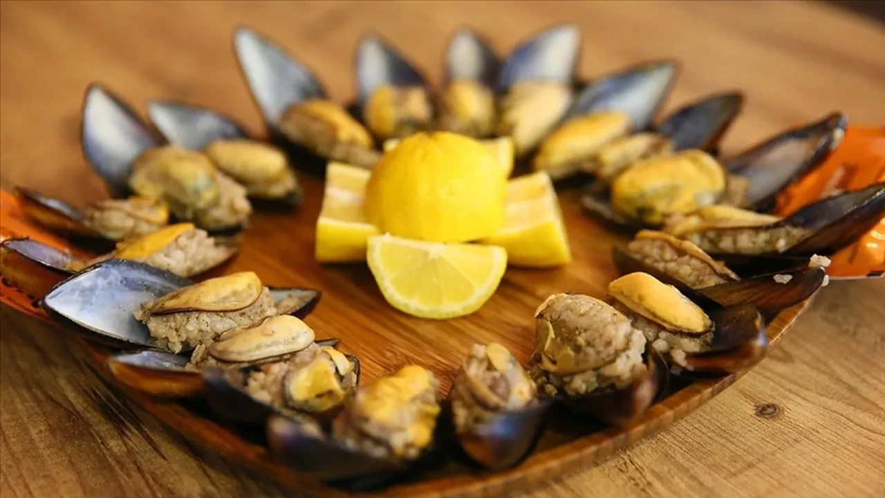 Bir midye zehirlenmesi vakası daha! Gençler hastaneye kaldırıldı