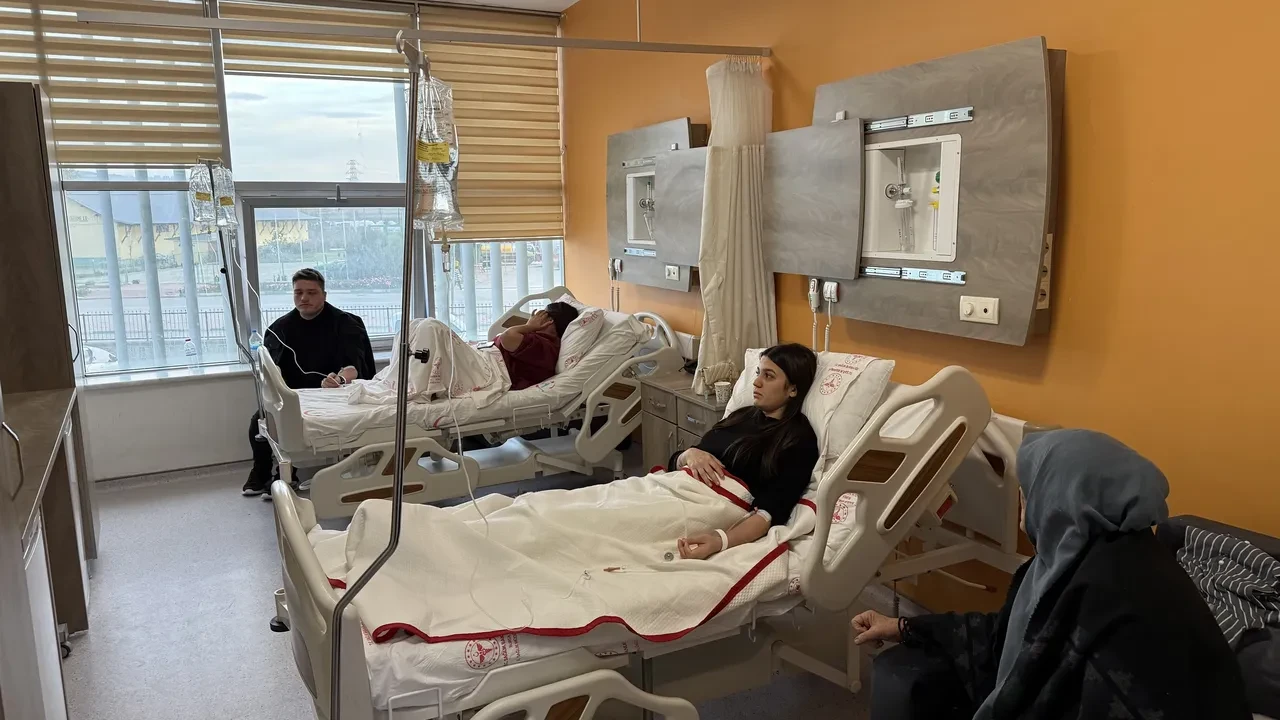 Bir midye zehirlenmesi vakası daha! Gençler hastaneye kaldırıldı