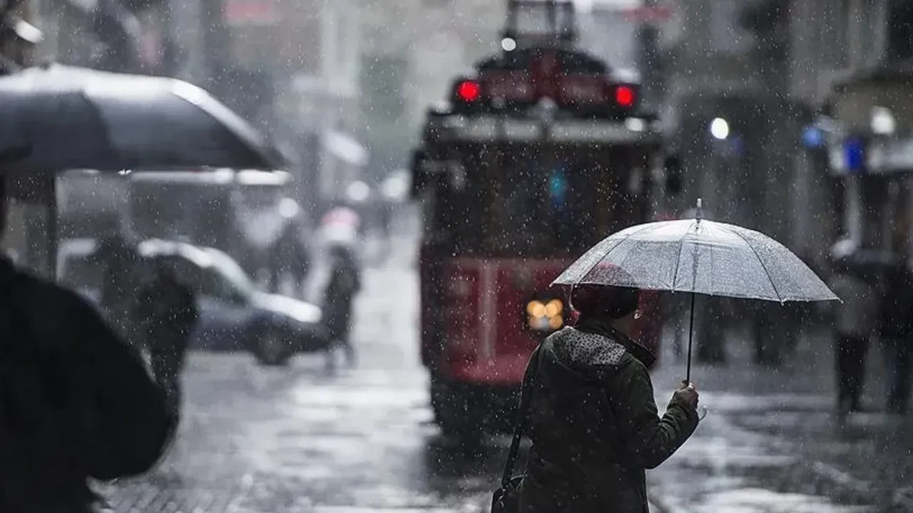 Güneşli havaya veda! AKOM tarih vererek uyardı: İstanbul'u sağanak vuracak