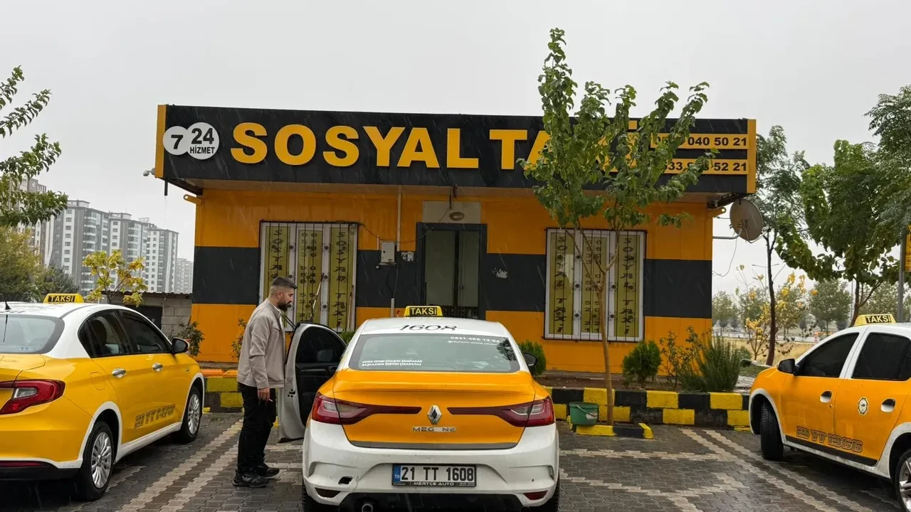 Haram paraya dokunmadı! Taksisinde unutulan binlerce liranın sahibine ulaştı: "Kul hakkından kaçının, kuldan kaçmayın"