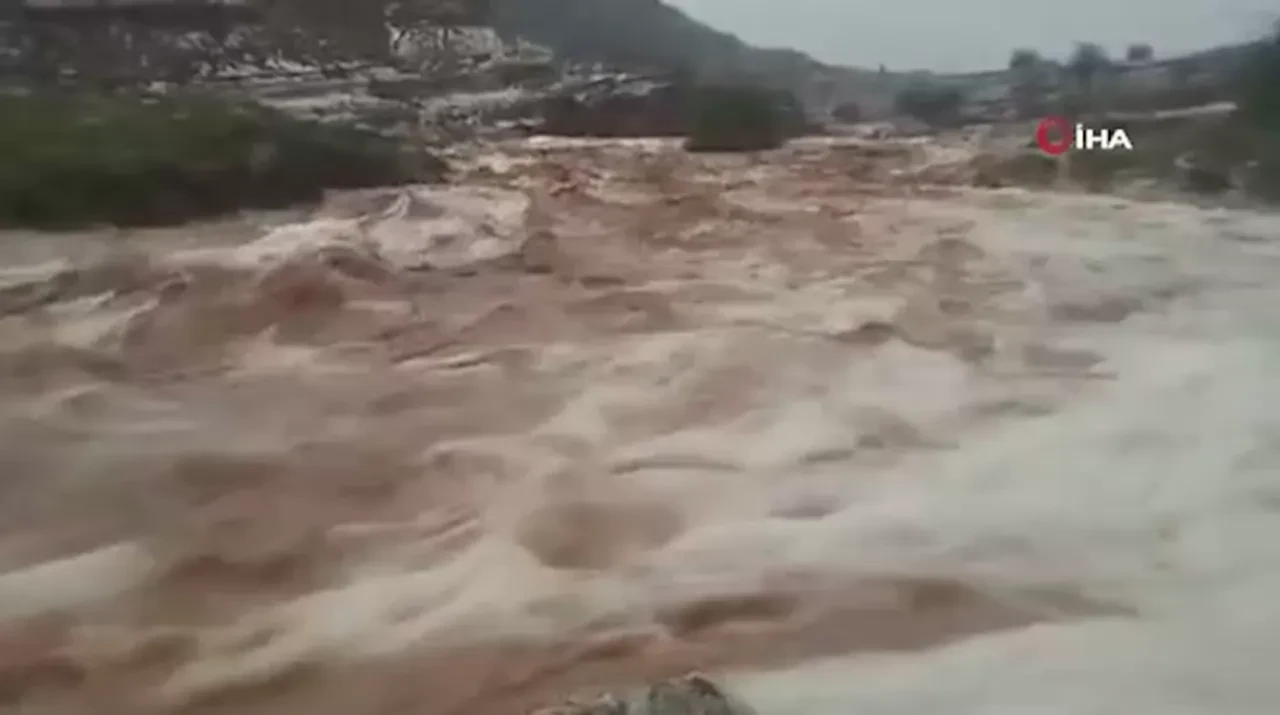 İran'da yapay tohumla yağış seli de beraberinde getirdi: Evler çamurla doldu