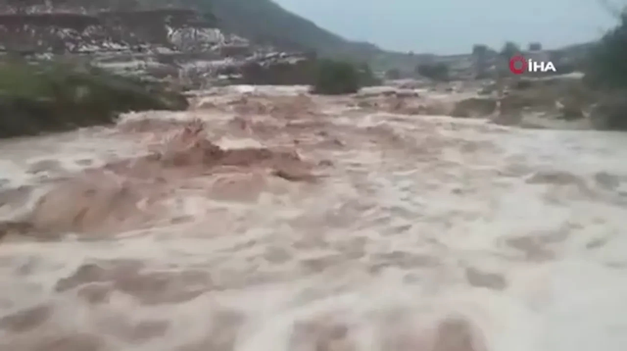 İran'da yapay tohumla yağış seli de beraberinde getirdi: Evler çamurla doldu