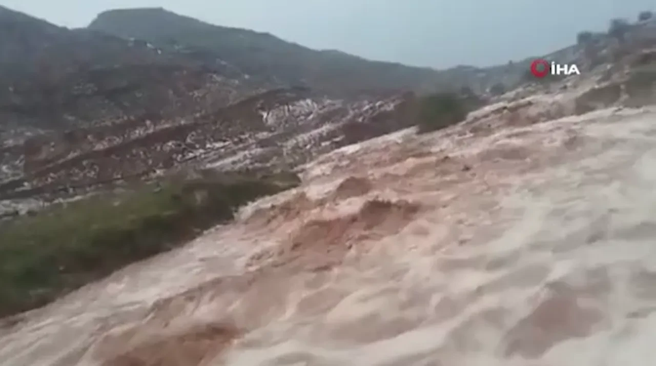 İran'da yapay tohumla yağış seli de beraberinde getirdi: Evler çamurla doldu