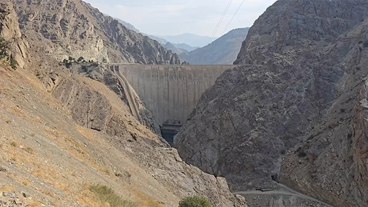 İran'da yapay tohumla yağış seli de beraberinde getirdi: Evler çamurla doldu