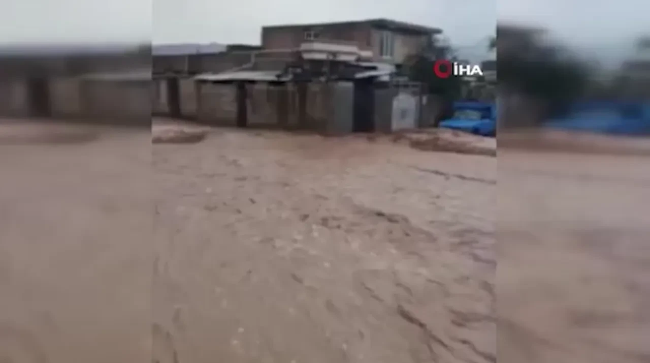 İran'da yapay tohumla yağış seli de beraberinde getirdi: Evler çamurla doldu