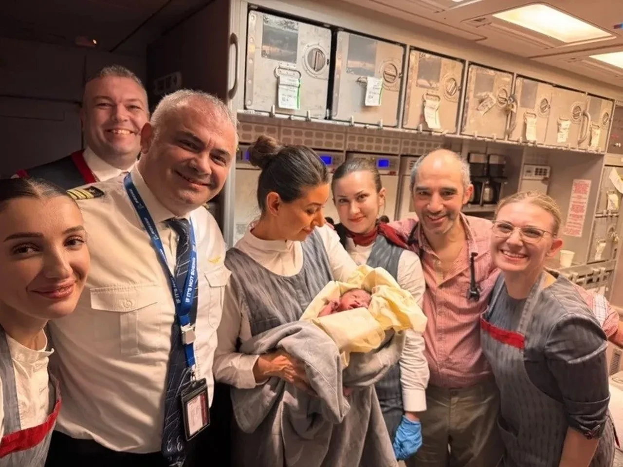 İstanbul'dan kalkan THY uçağında doğum! Sancıları başlayınca kabin ekibi müdahale etti