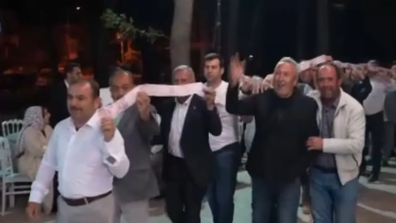 Konuklar şaştı kaldı! Gelin ve damadı 15 metrelik para kurdelesiyle sardılar