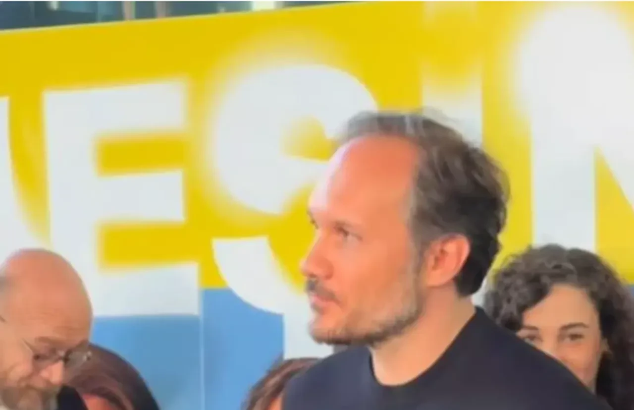 Onur Ünlü'den basın toplantısında bir garip hareket! Oyuncu Deniz Celiloğlu ne yapacağını bilemedi 